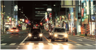 ナイトドライブレンズ使用時の車のヘッドライトの見え方